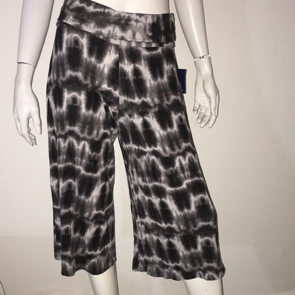 NWT Woman’s Size Small Falls Creek Knit Gaucho Black and White Print